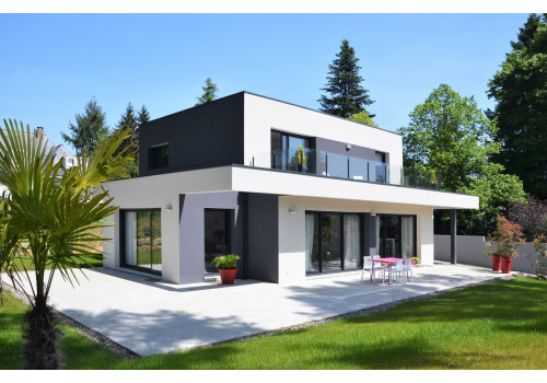 CONSTRUCTIONS DE L'ERDRE (CDE) vous présente une construction de maison individuelle contemporaine à SAUTRON, dans un quartier calme. maison avec un grand balcon vitré panoramique.