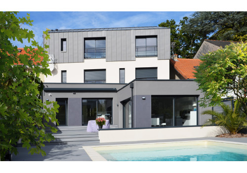 CONSTRUCTIONS DE L'ERDRE (CDE) vous présente une construction de maison individuelle contemporaine à NANTES, maison de ville ultra design sur 3 niveaux avec salle de projection et rooftop.